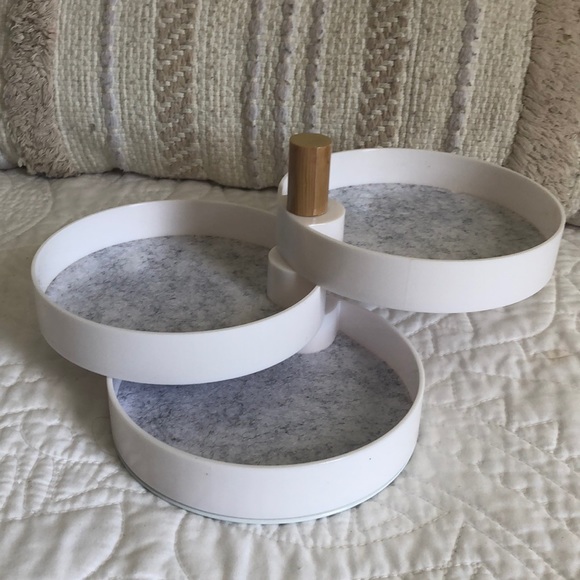 Other - NWT White circle jewelry box/holder